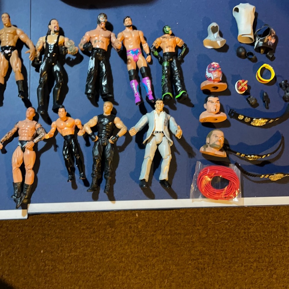 Wwe figures with thumb wrestlers and accessories
